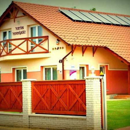 Viktor Vendeghaz Es Apartmanhaz Baktaloranthaza エクステリア 写真