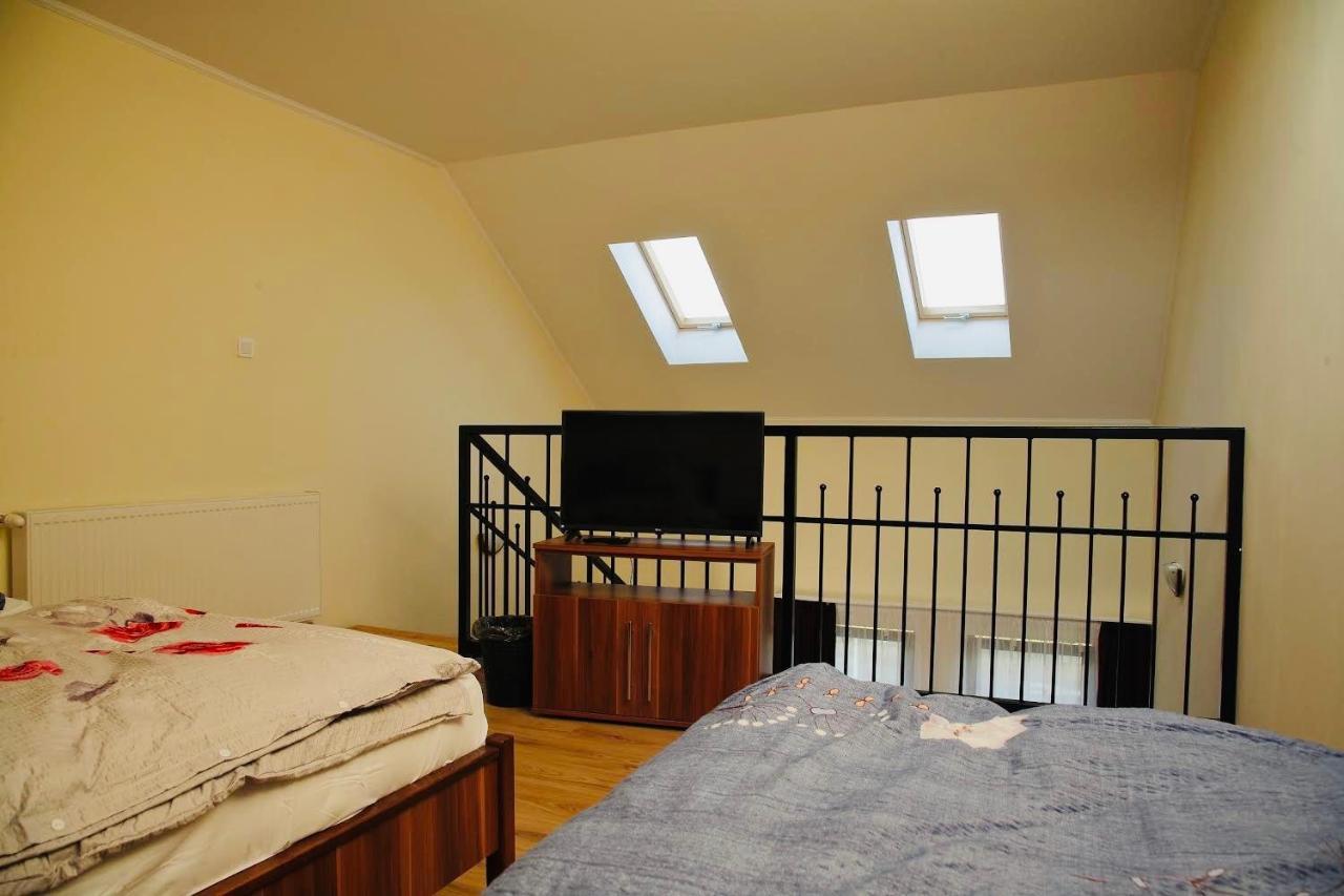 Viktor Vendeghaz Es Apartmanhaz Baktaloranthaza エクステリア 写真