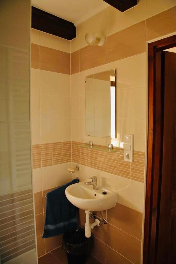 Viktor Vendeghaz Es Apartmanhaz Baktaloranthaza エクステリア 写真