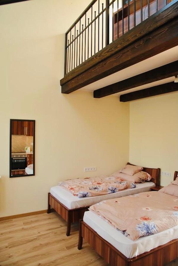 Viktor Vendeghaz Es Apartmanhaz Baktaloranthaza エクステリア 写真