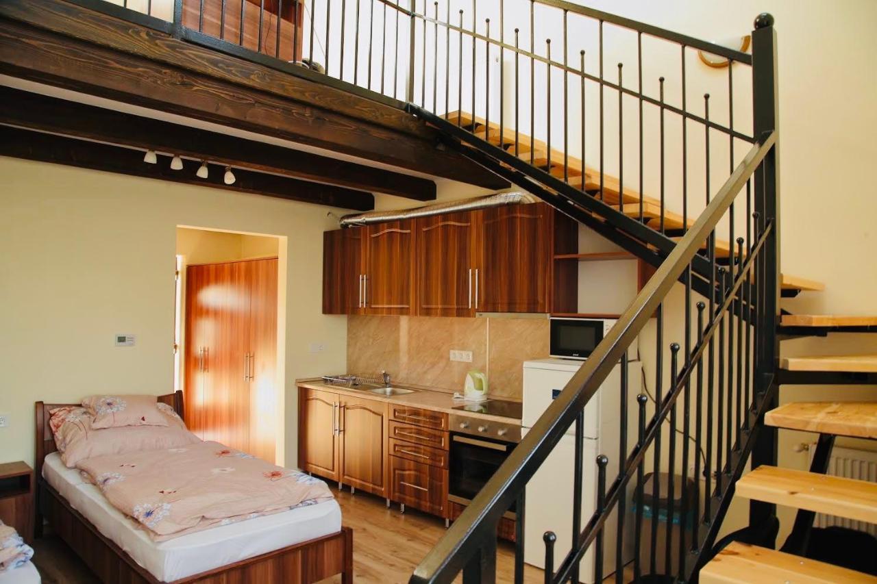 Viktor Vendeghaz Es Apartmanhaz Baktaloranthaza エクステリア 写真