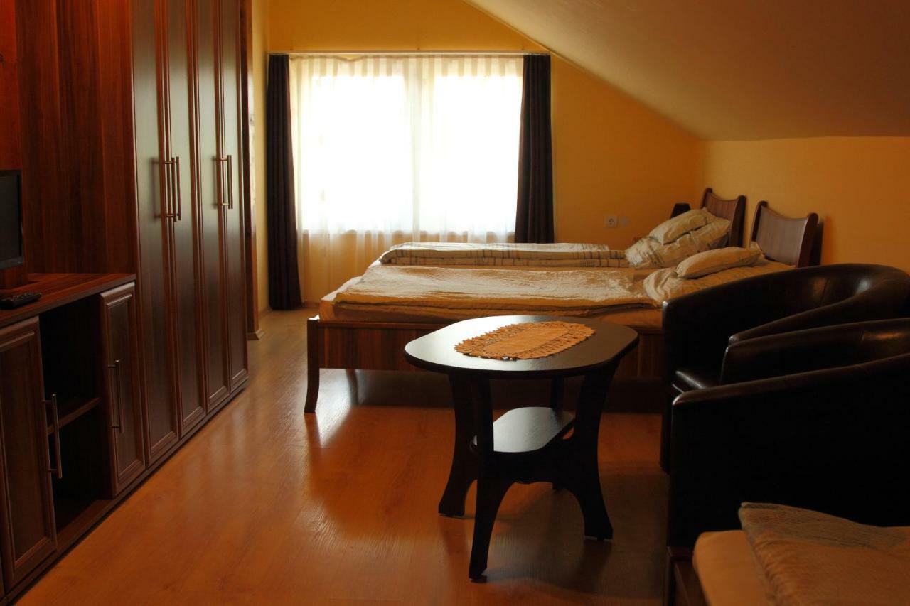 Viktor Vendeghaz Es Apartmanhaz Baktaloranthaza エクステリア 写真