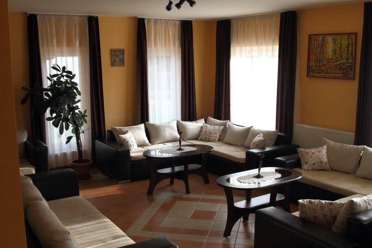 Viktor Vendeghaz Es Apartmanhaz Baktaloranthaza エクステリア 写真