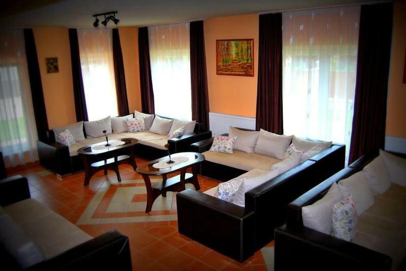 Viktor Vendeghaz Es Apartmanhaz Baktaloranthaza エクステリア 写真