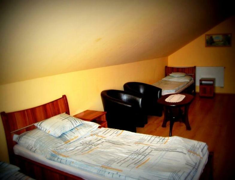 Viktor Vendeghaz Es Apartmanhaz Baktaloranthaza エクステリア 写真