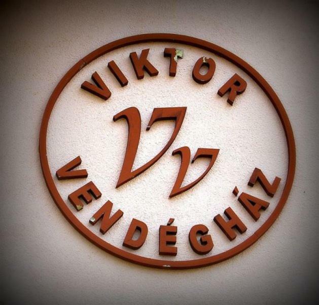 Viktor Vendeghaz Es Apartmanhaz Baktaloranthaza エクステリア 写真